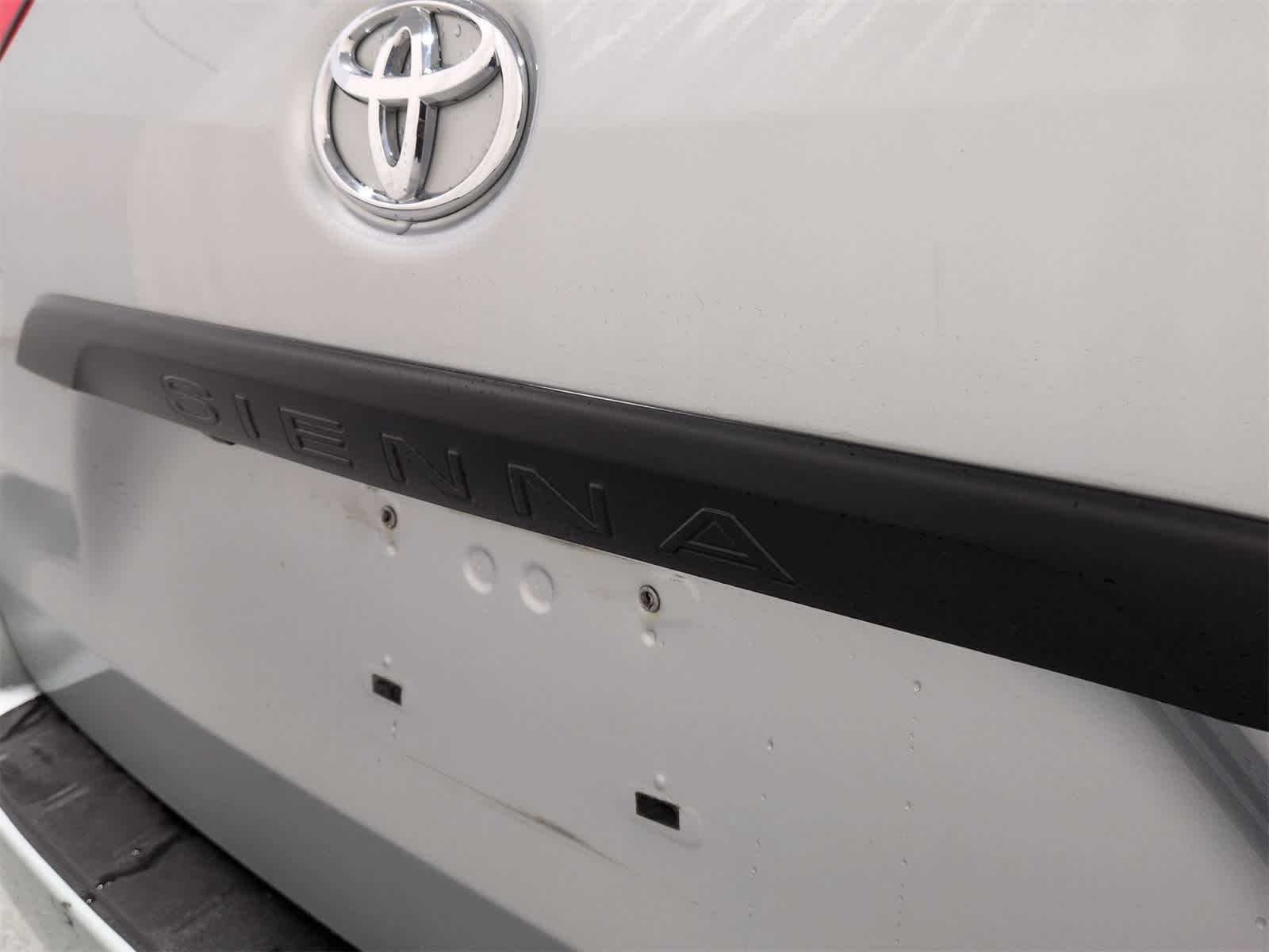 Thumbnail: 2019 Toyota Sienna - 13