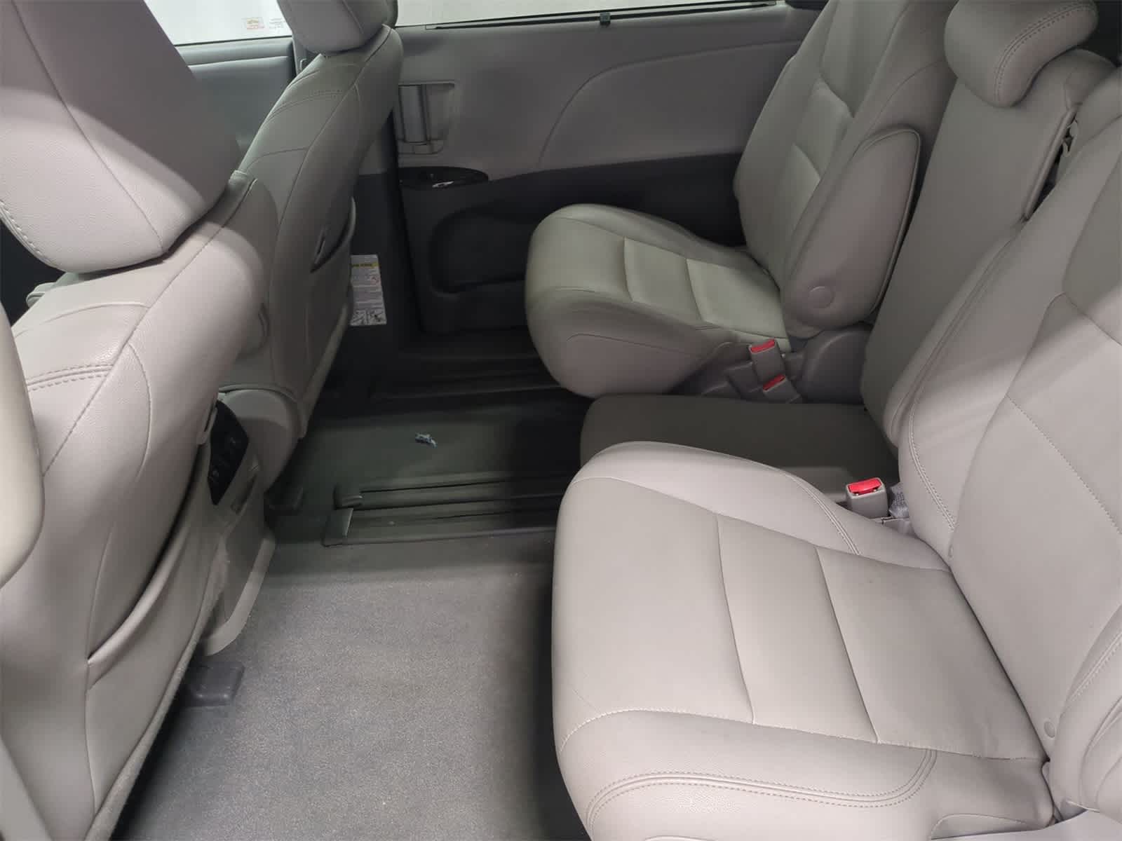 Thumbnail: 2020 Toyota Sienna - 21