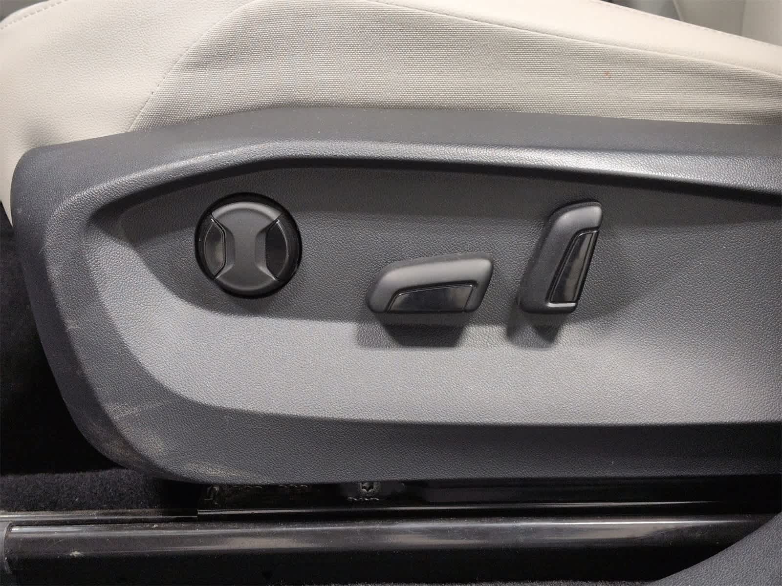 Thumbnail: 2022 Volkswagen Tiguan - 18