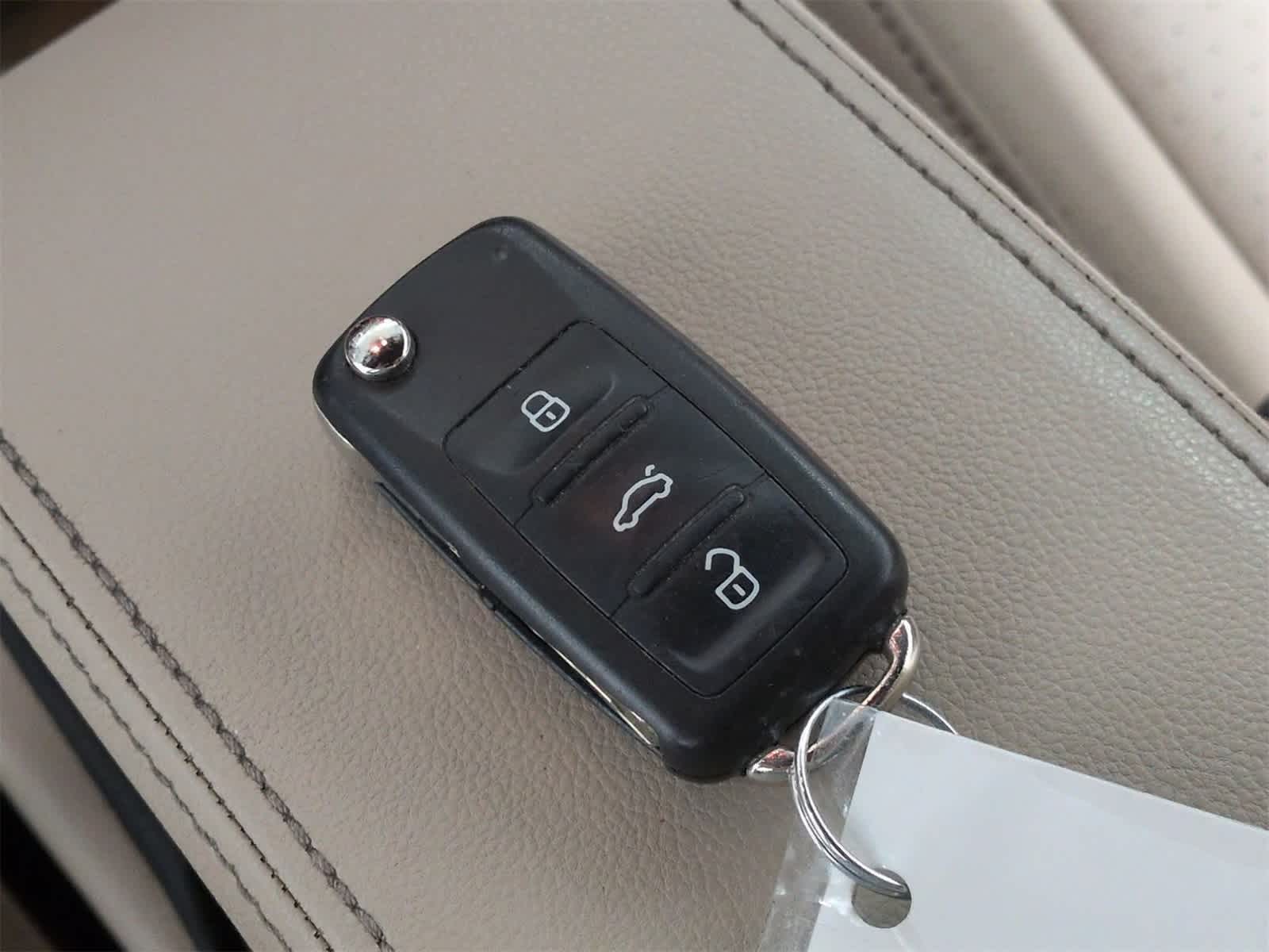 Thumbnail: 2019 Volkswagen Beetle - 35