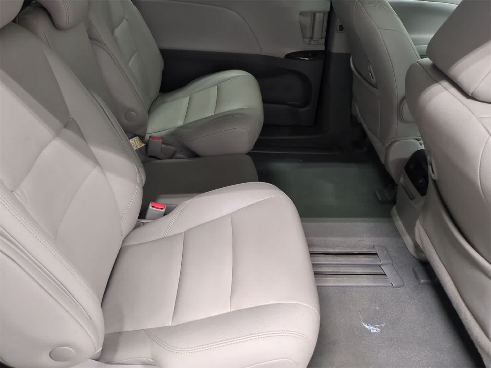 Thumbnail: 2020 Toyota Sienna - 22