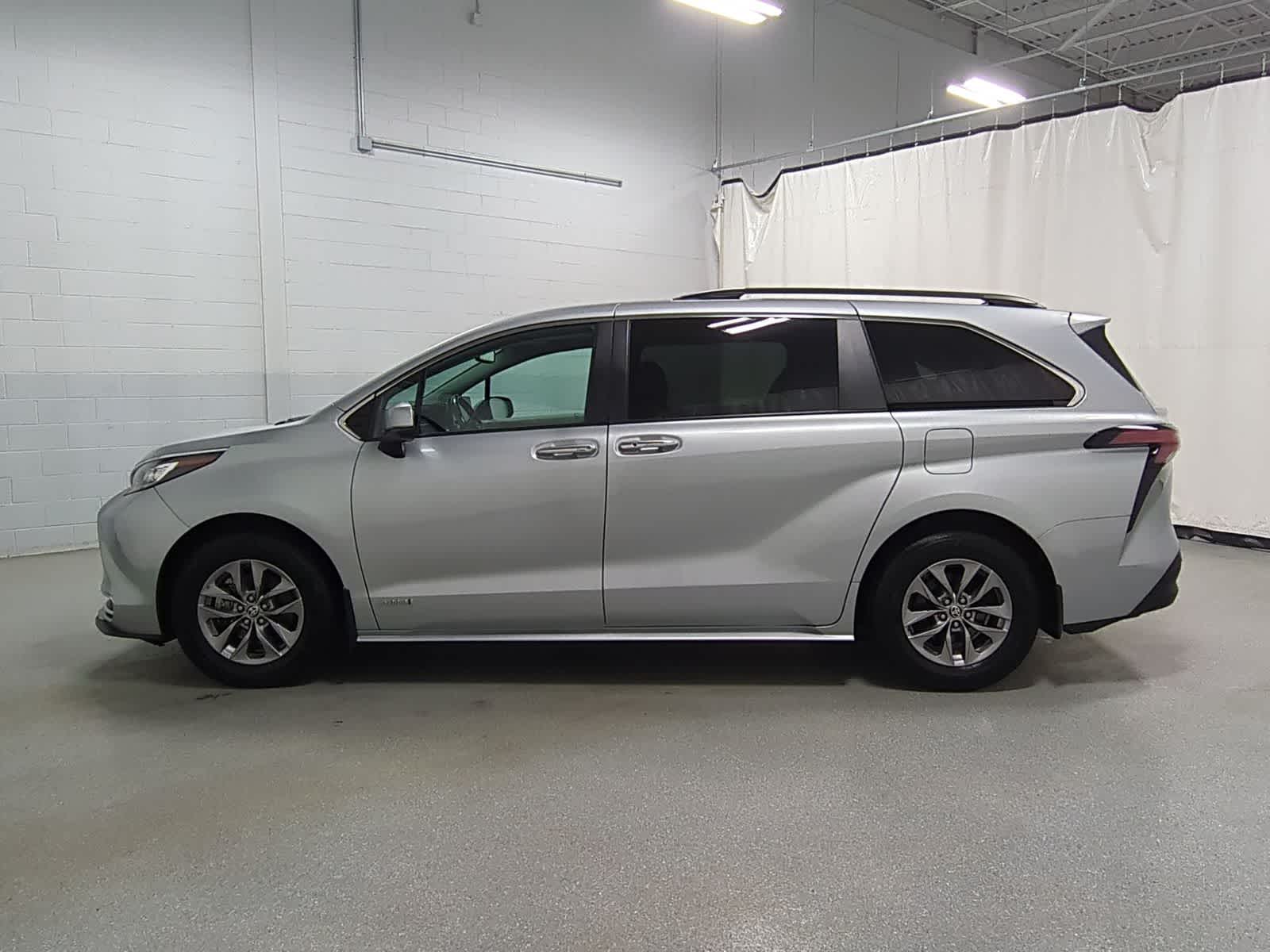 Thumbnail: 2021 Toyota Sienna - 11