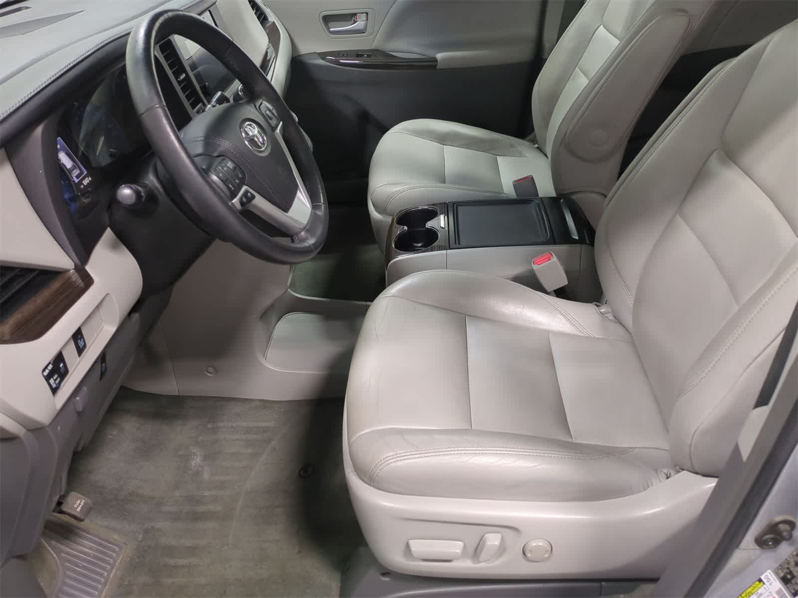 Thumbnail: 2016 Toyota Sienna - 17