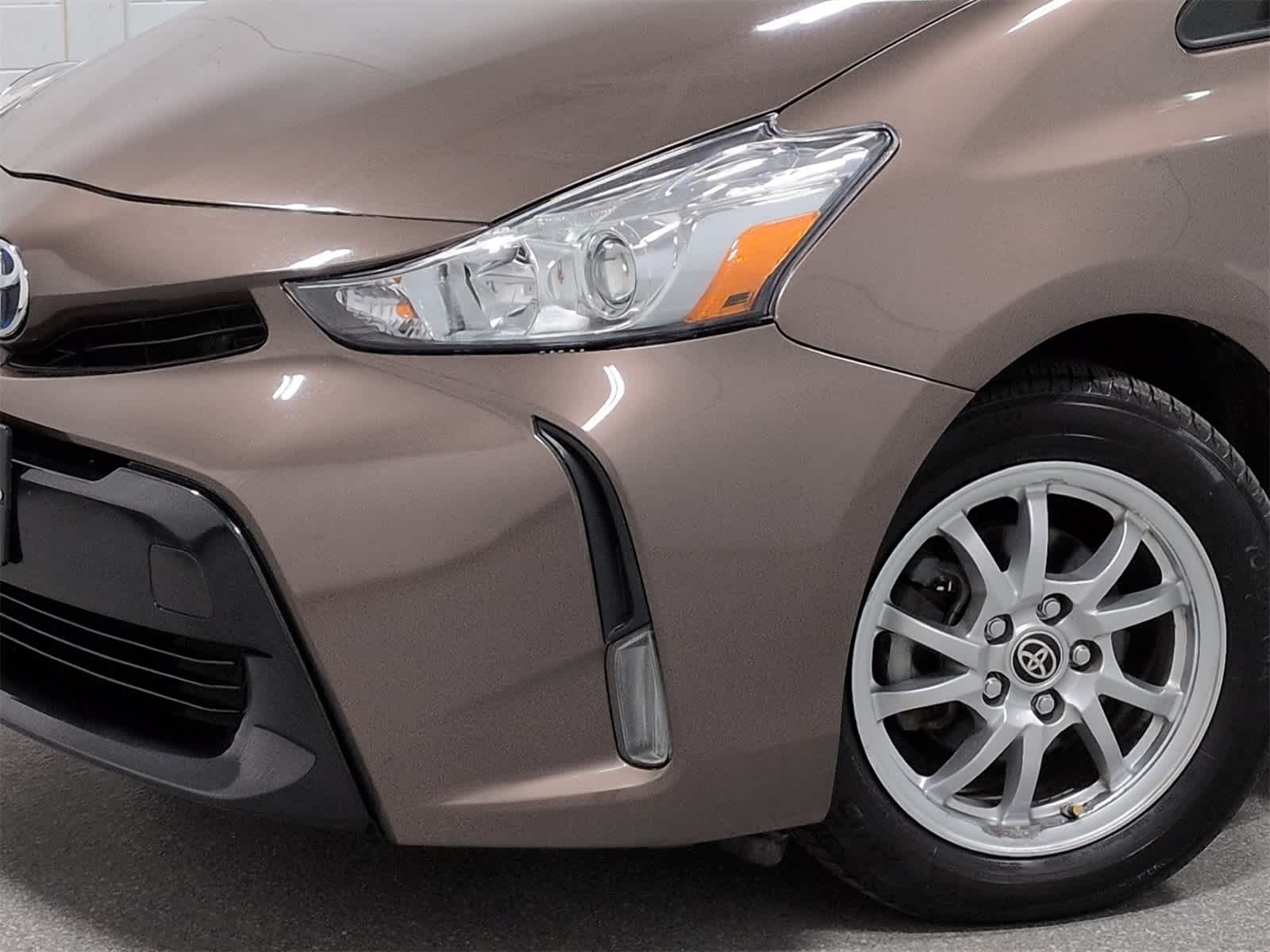 Thumbnail: 2017 Toyota Prius v - 11