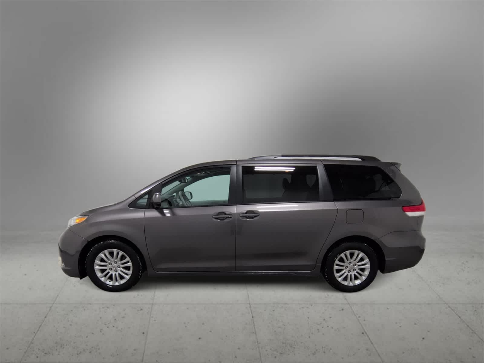 Thumbnail: 2014 Toyota Sienna - 5