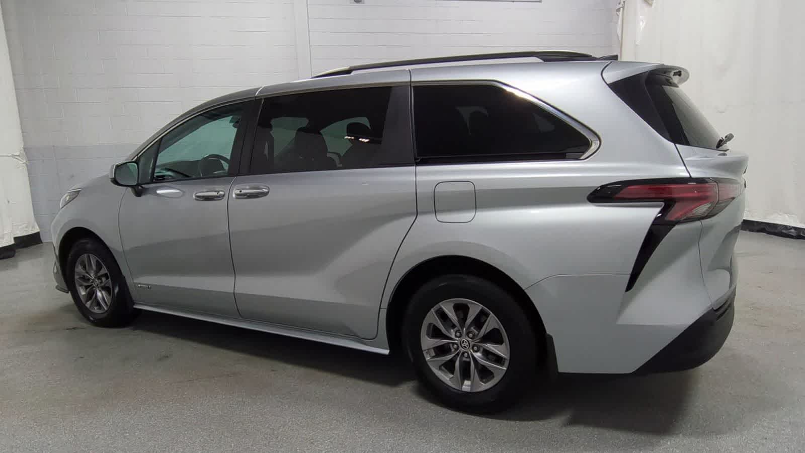 Thumbnail: 2021 Toyota Sienna - 6