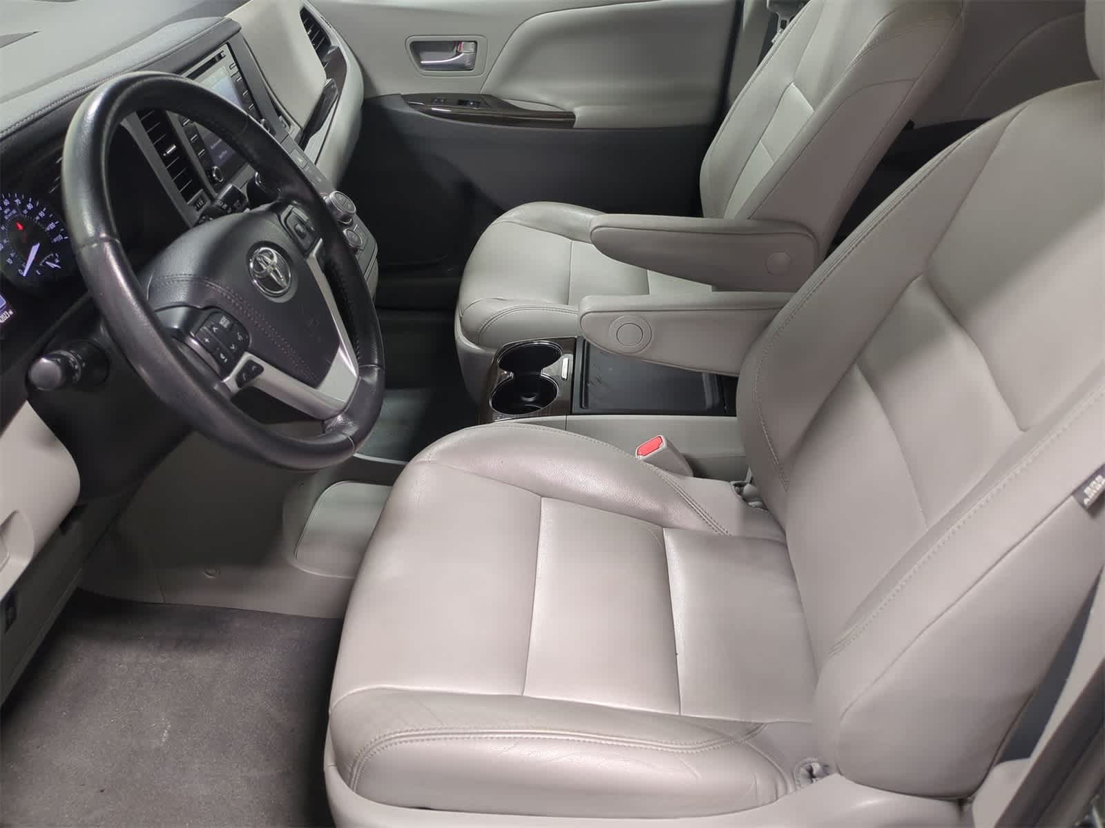 Thumbnail: 2020 Toyota Sienna - 17