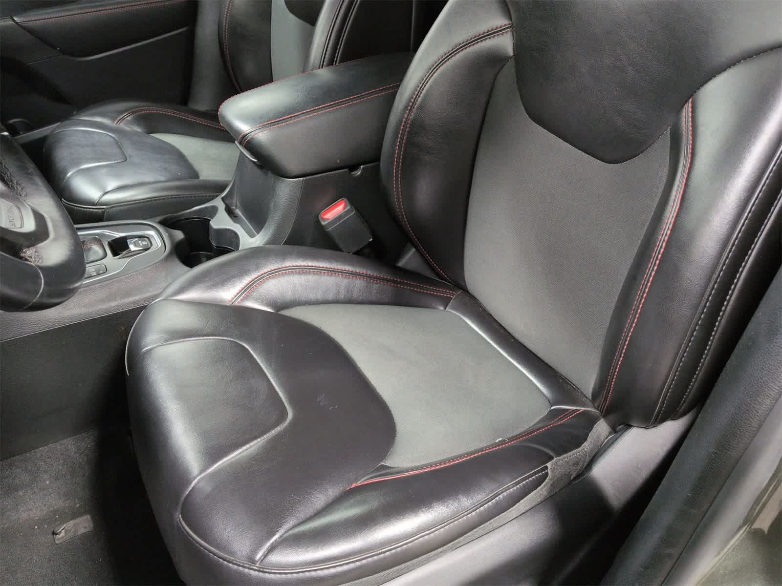 Thumbnail: 2019 Jeep Cherokee - 17