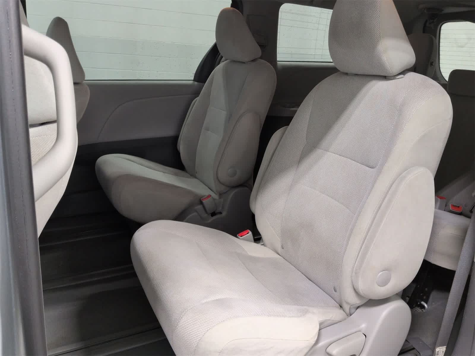 Thumbnail: 2019 Toyota Sienna - 20