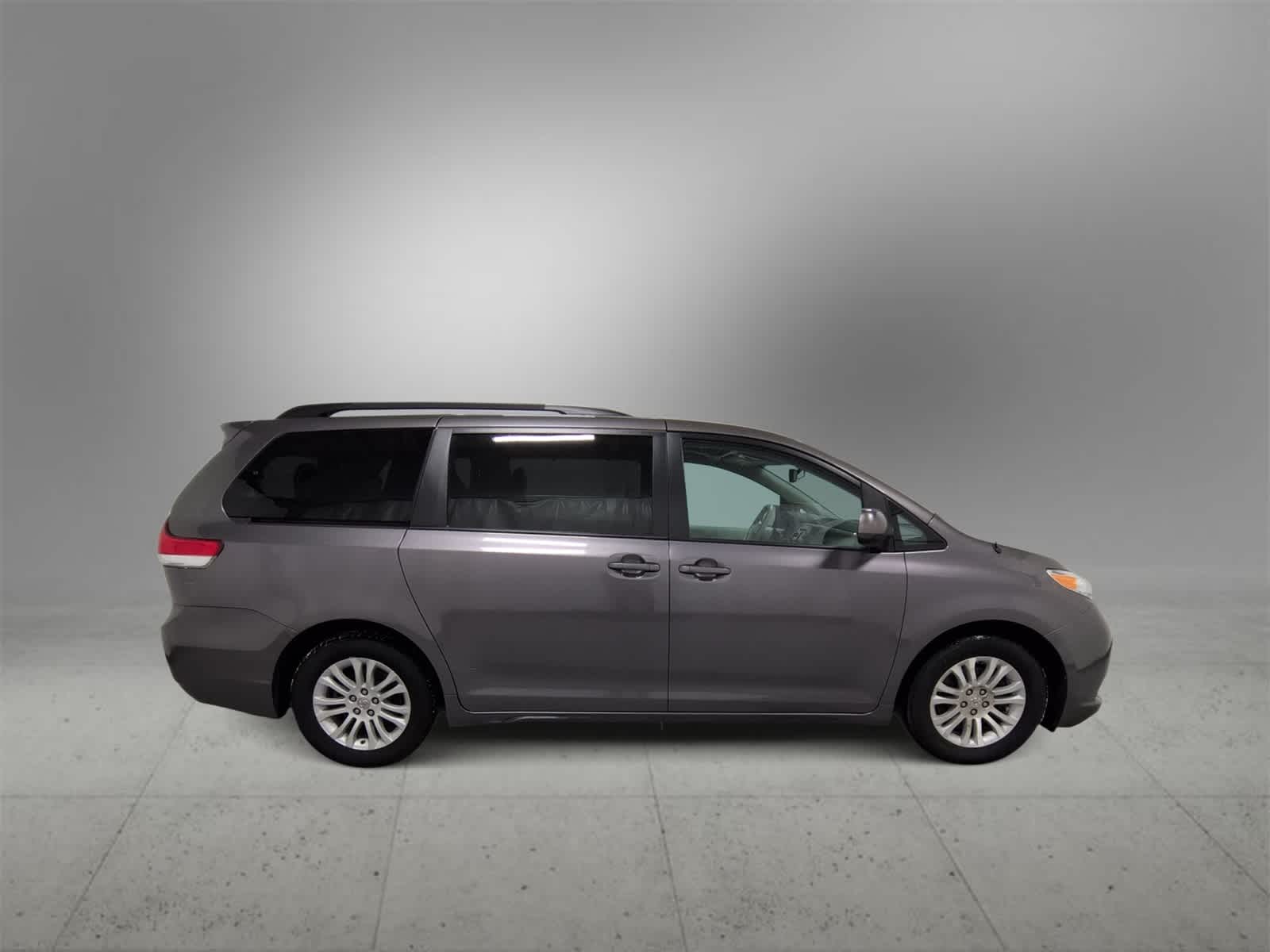 Thumbnail: 2014 Toyota Sienna - 9