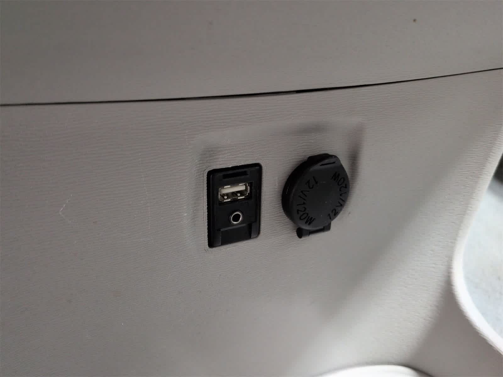 Thumbnail: 2014 Toyota Sienna - 32