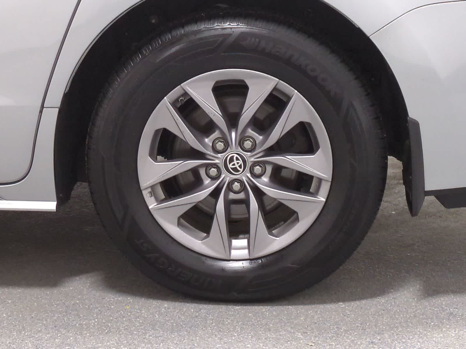 Thumbnail: 2021 Toyota Sienna - 21