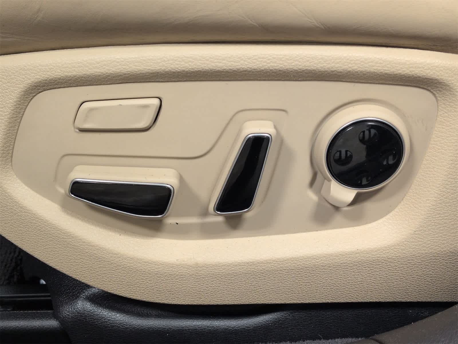 Thumbnail: 2015 Hyundai Genesis - 18