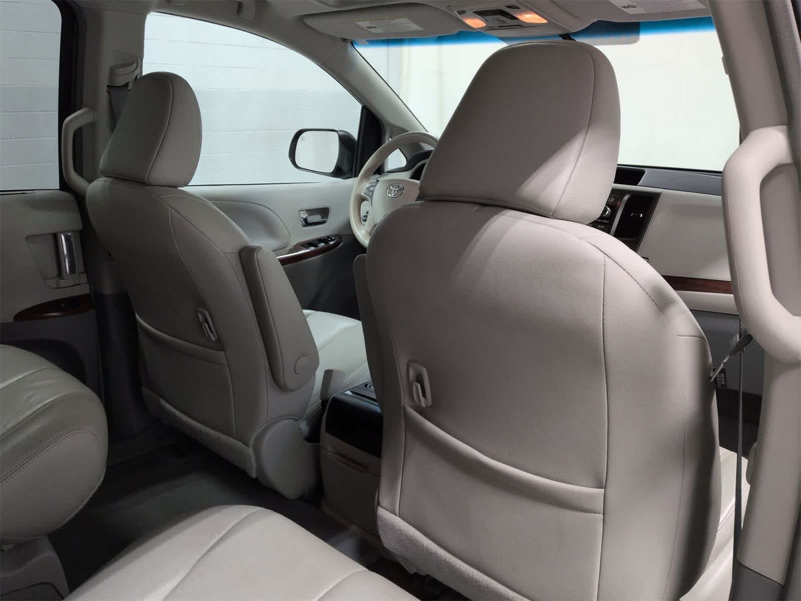 Thumbnail: 2014 Toyota Sienna - 19