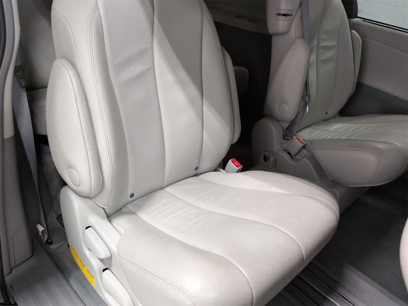 Thumbnail: 2014 Toyota Sienna - 22