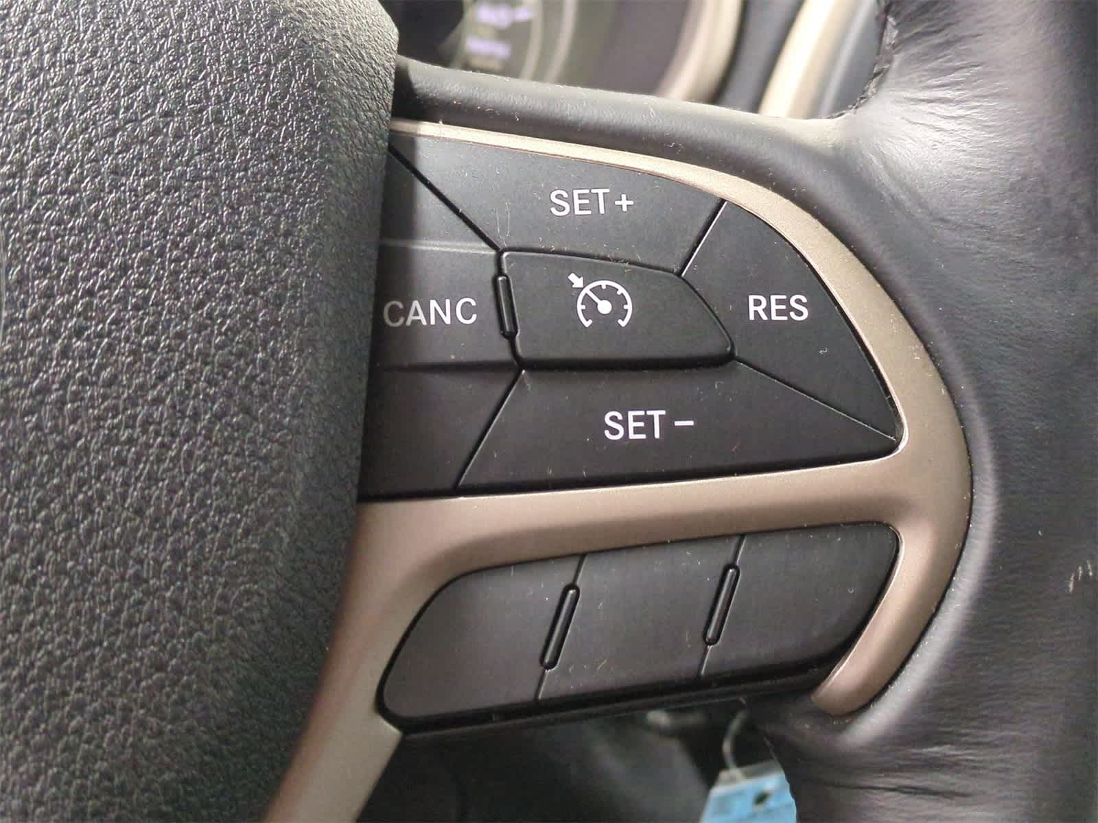 Thumbnail: 2016 Jeep Cherokee - 24