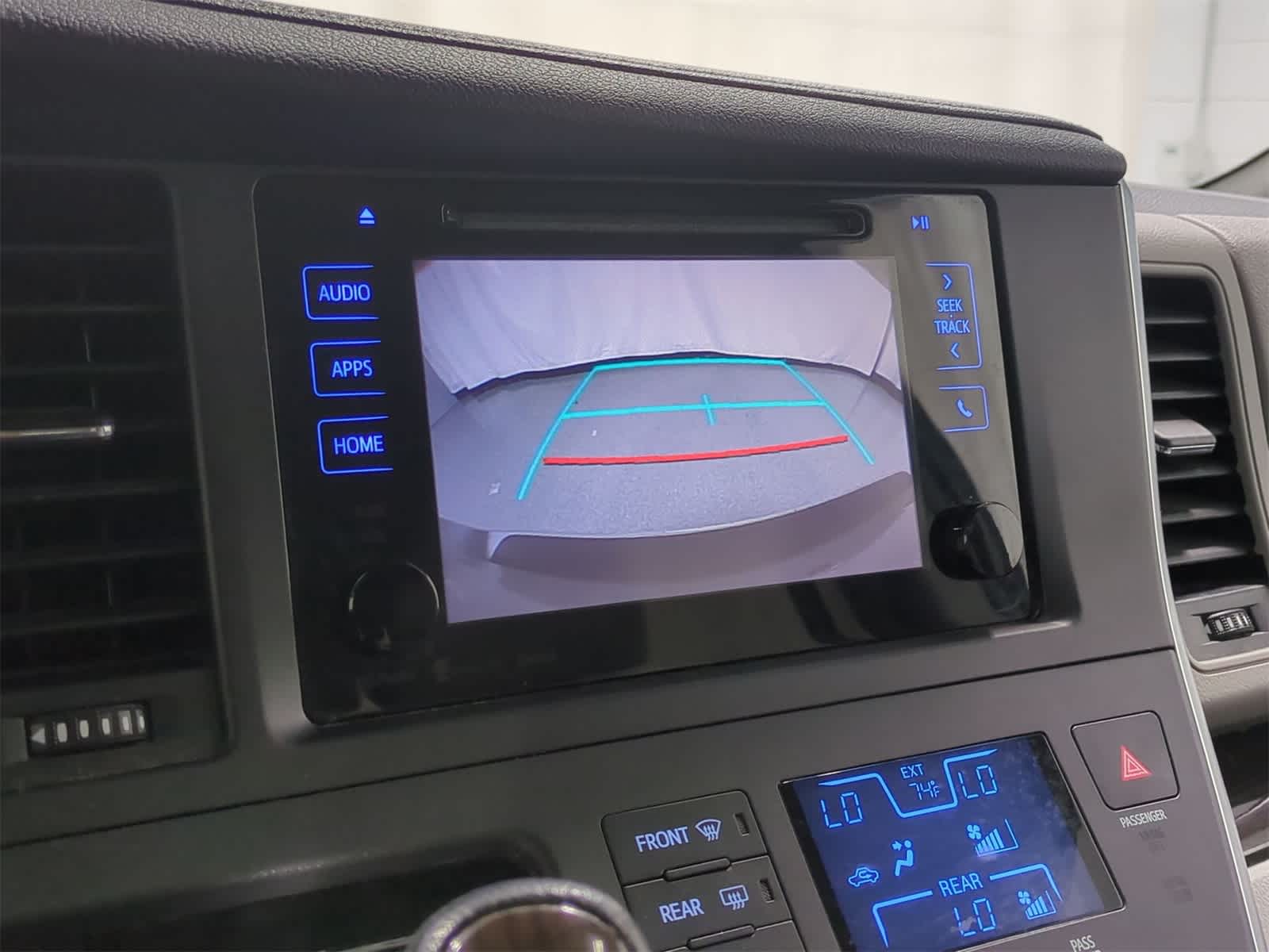 Thumbnail: 2016 Toyota Sienna - 31
