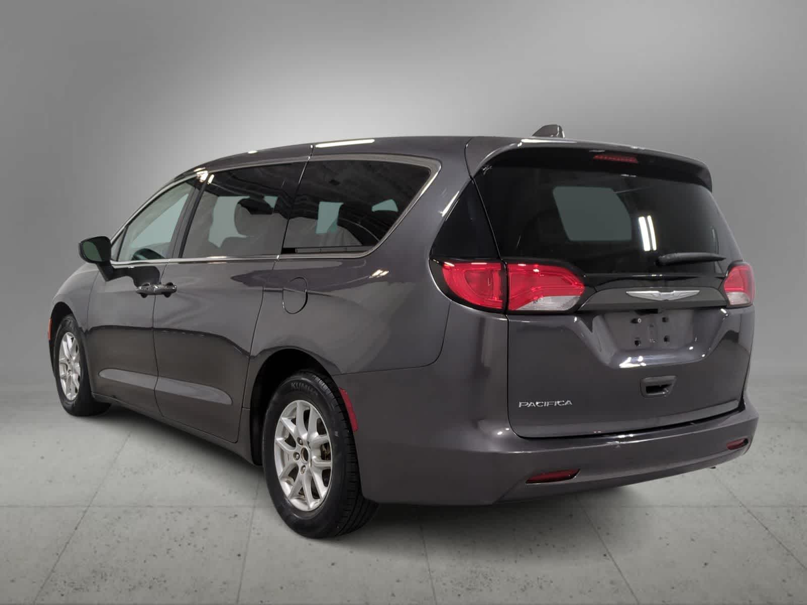 Thumbnail: 2017 Chrysler Pacifica - 6