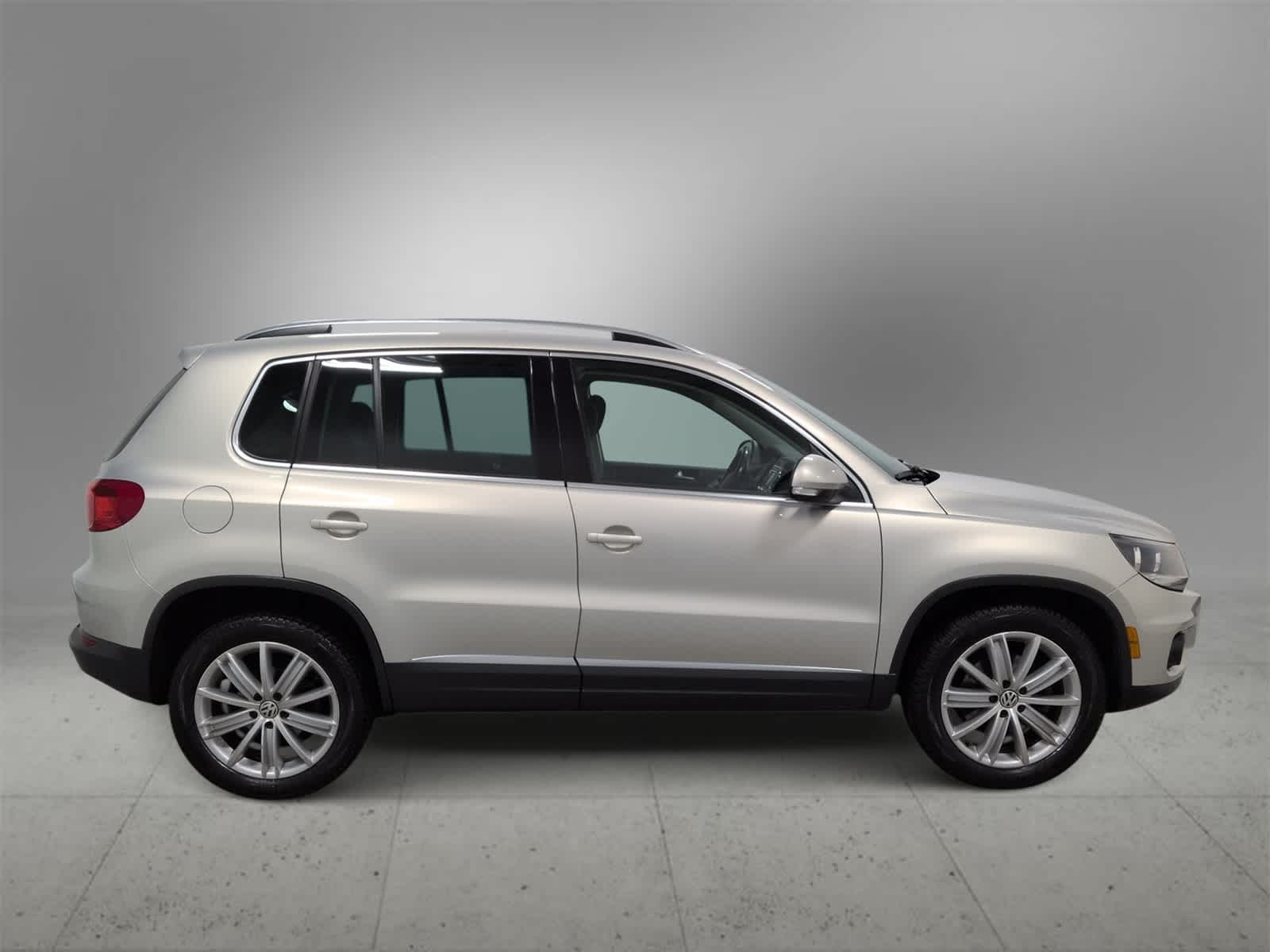Thumbnail: 2013 Volkswagen Tiguan - 9
