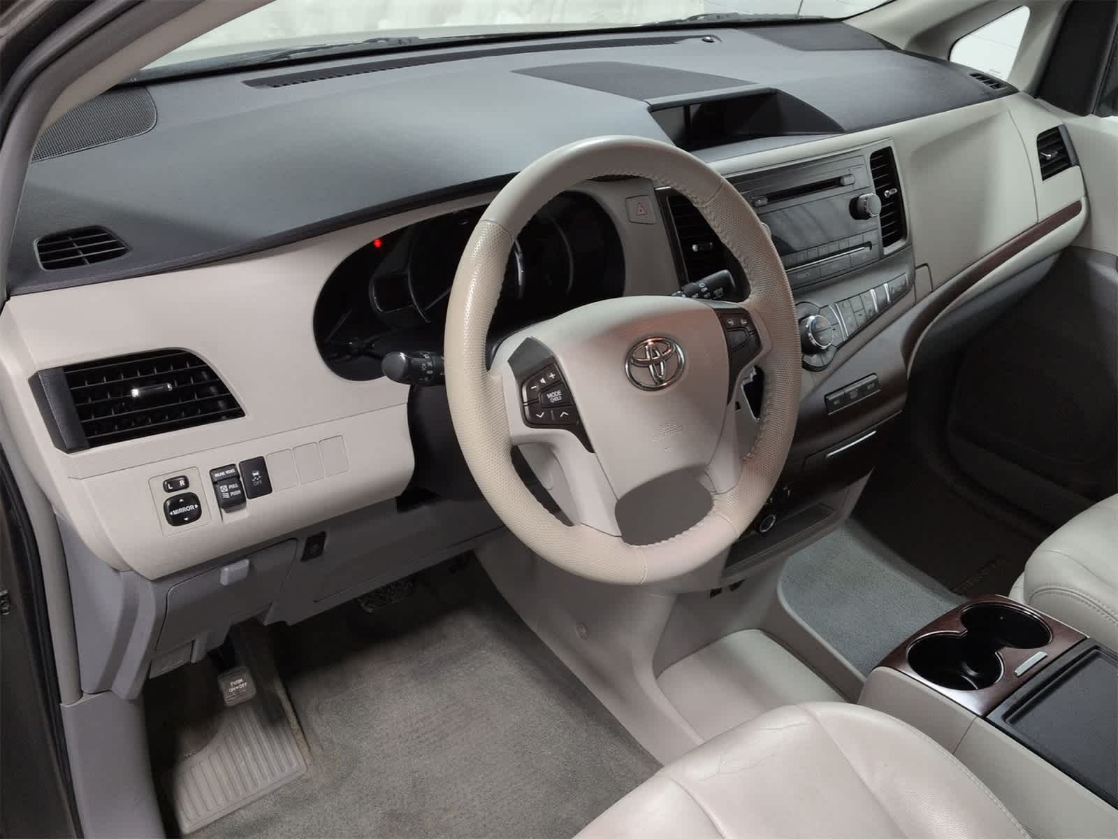 Thumbnail: 2014 Toyota Sienna - 10