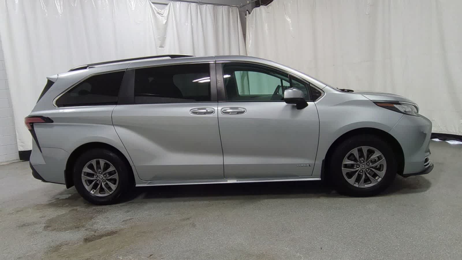 Thumbnail: 2021 Toyota Sienna - 9