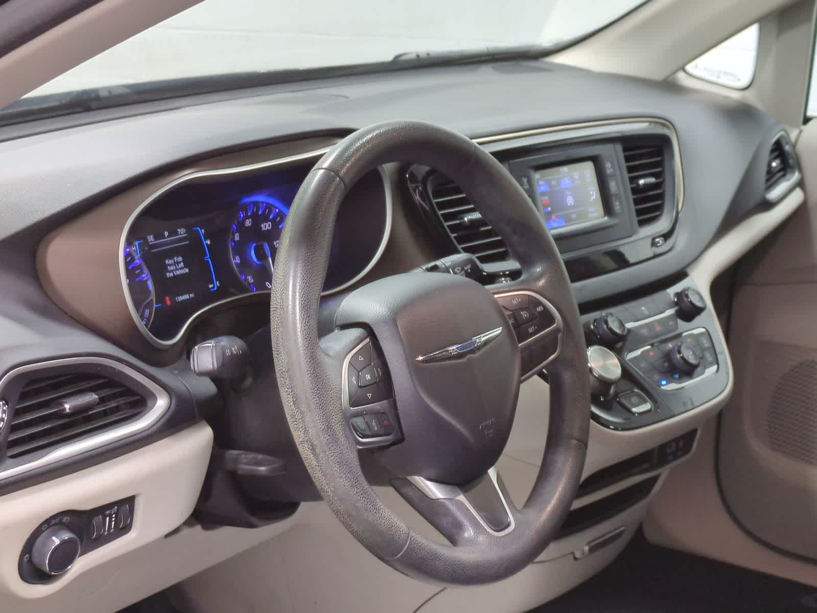 Thumbnail: 2017 Chrysler Pacifica - 10