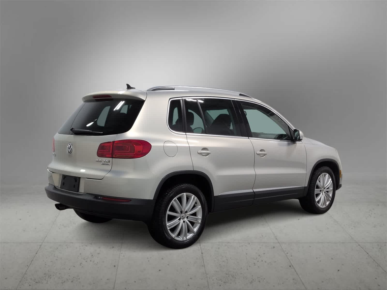 Thumbnail: 2013 Volkswagen Tiguan - 8
