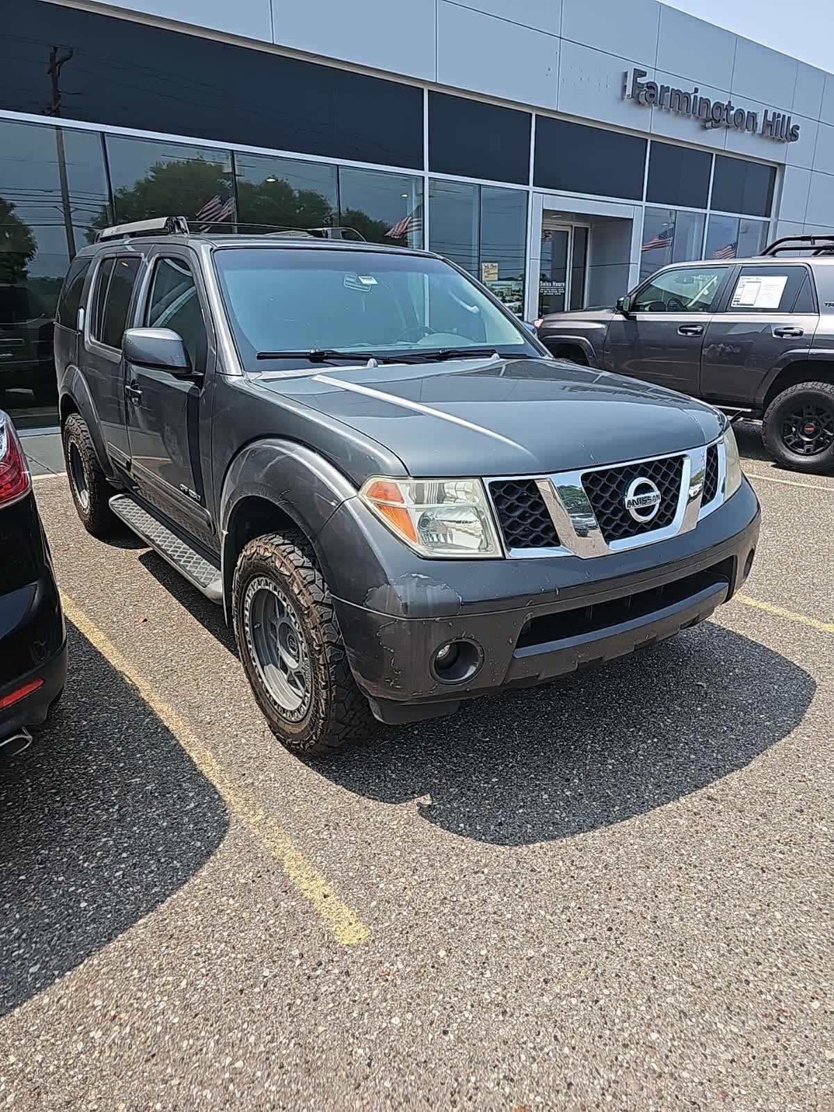 2005 Nissan Pathfinder SE -
                  Farmington Hills, MI