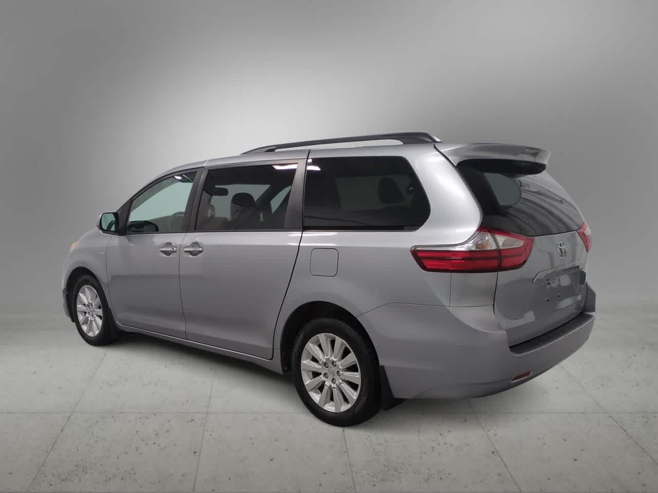 Thumbnail: 2016 Toyota Sienna - 6