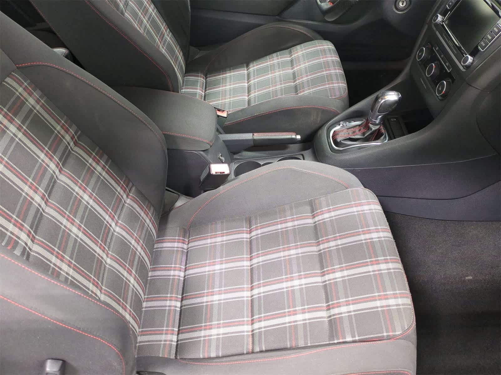 Thumbnail: 2012 Volkswagen Golf - 22