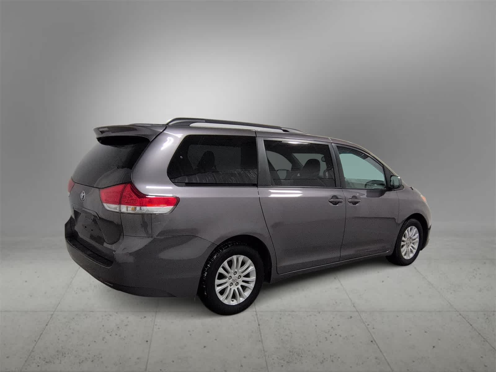 Thumbnail: 2014 Toyota Sienna - 8