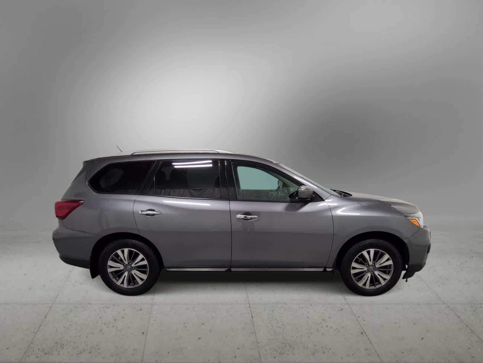 Thumbnail: 2017 Nissan Pathfinder - 9