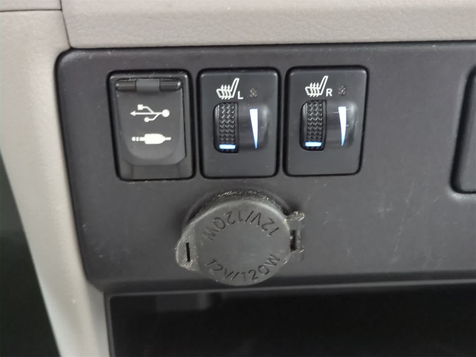 Thumbnail: 2016 Toyota Sienna - 32