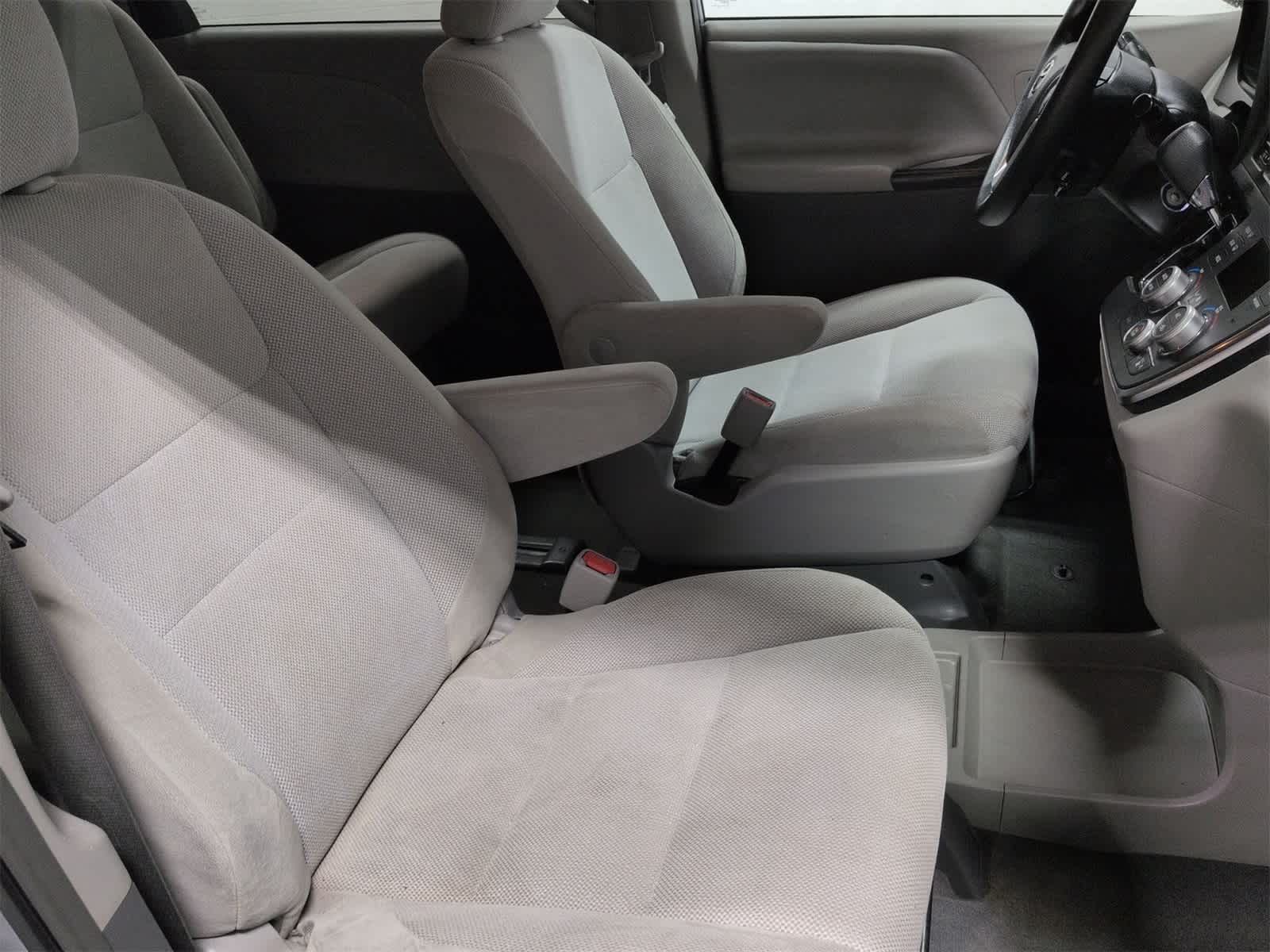 Thumbnail: 2019 Toyota Sienna - 22