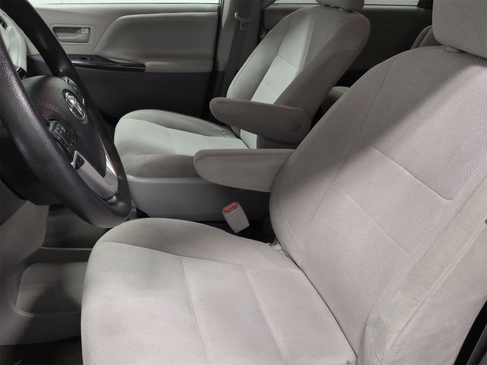 Thumbnail: 2019 Toyota Sienna - 17