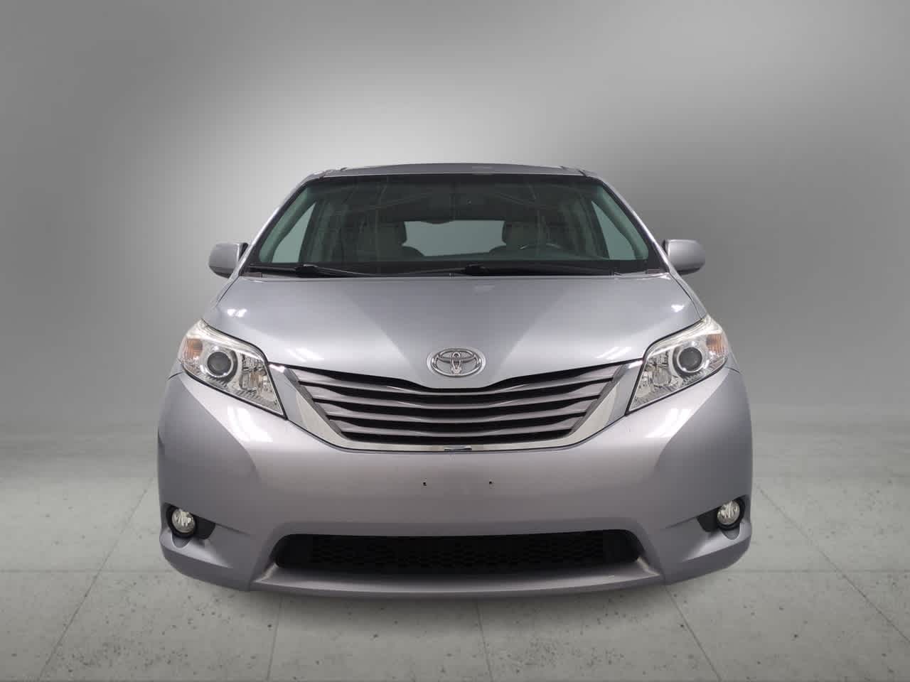 Thumbnail: 2016 Toyota Sienna - 3