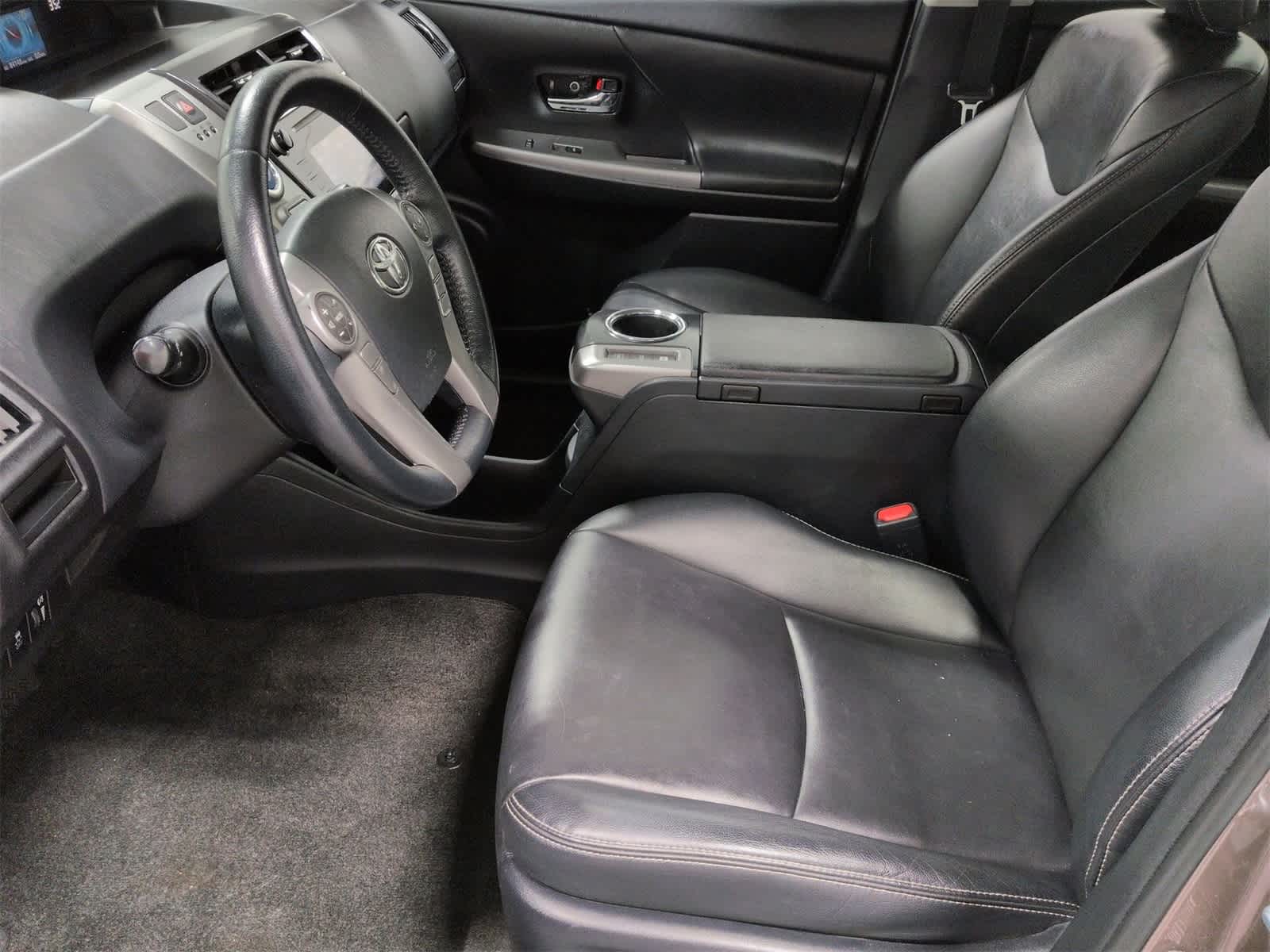 Thumbnail: 2017 Toyota Prius v - 17