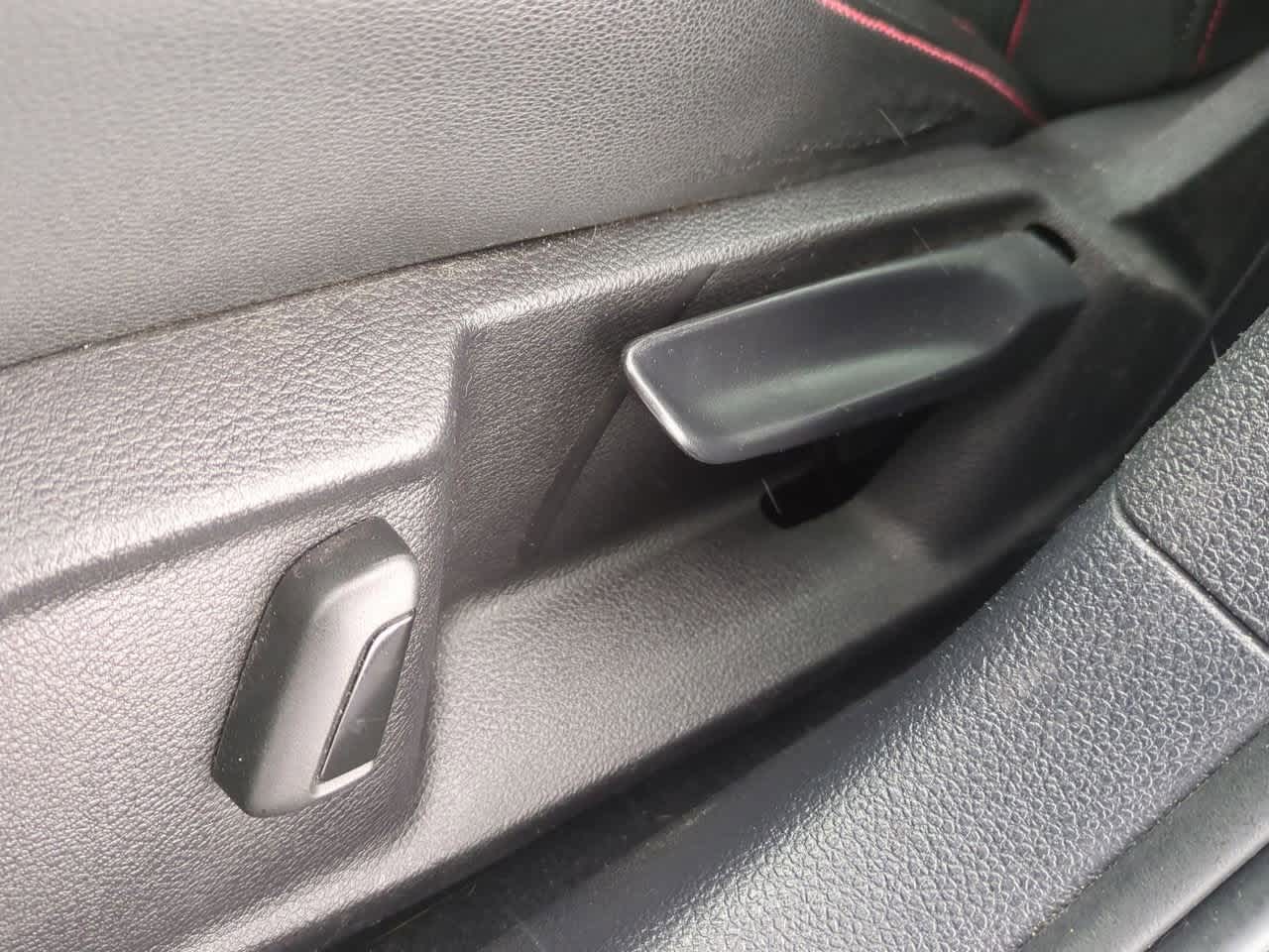 Thumbnail: 2016 Volkswagen Golf - 16