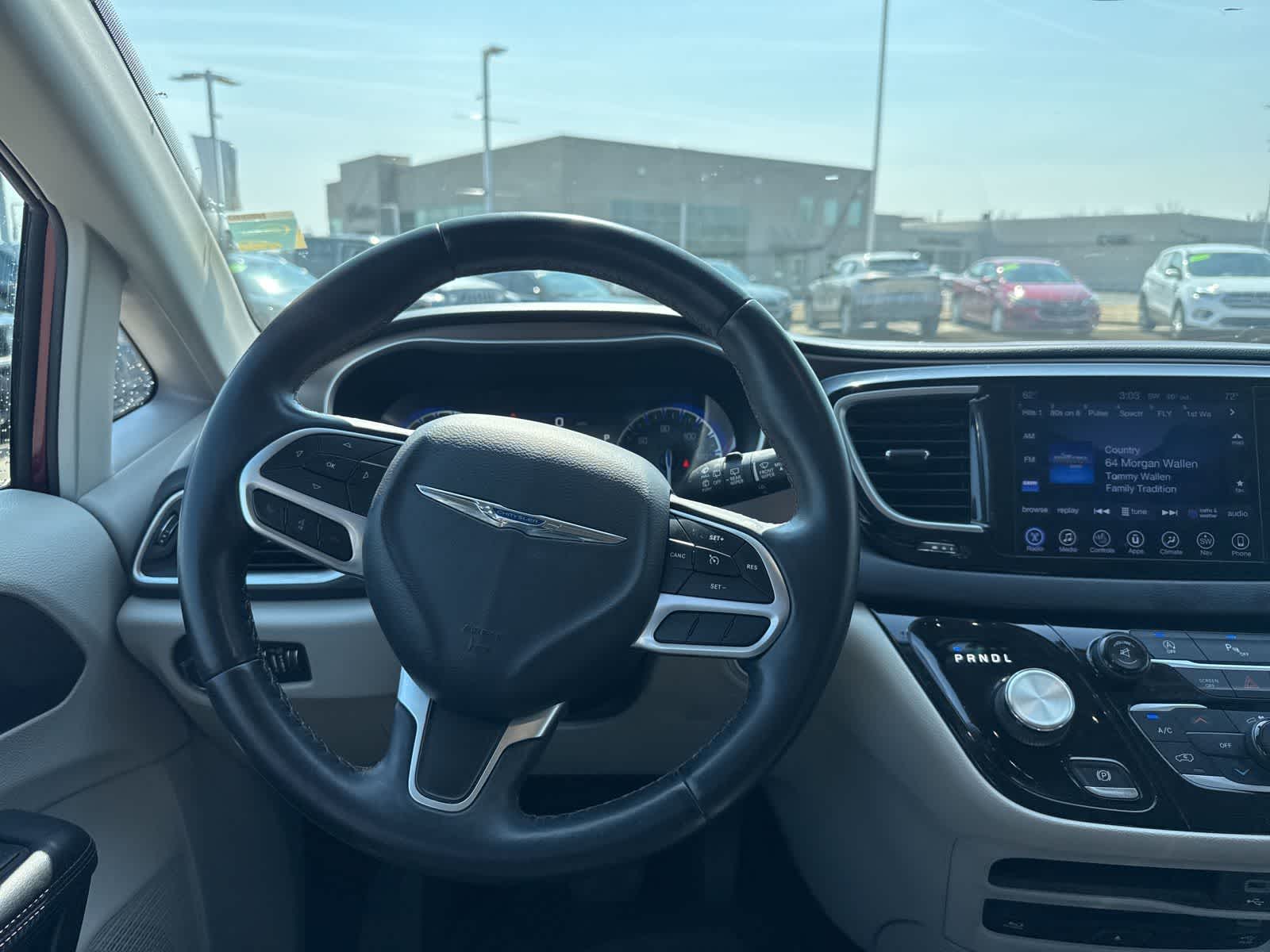 Thumbnail: 2017 Chrysler Pacifica - 18