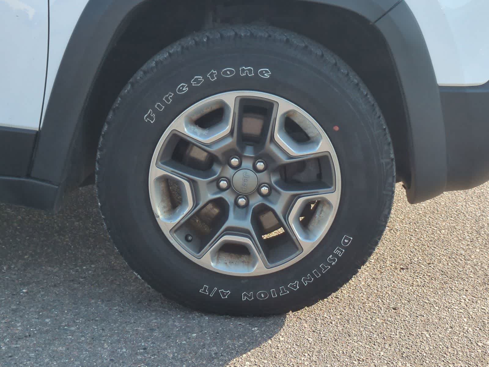 Thumbnail: 2019 Jeep Cherokee - 13