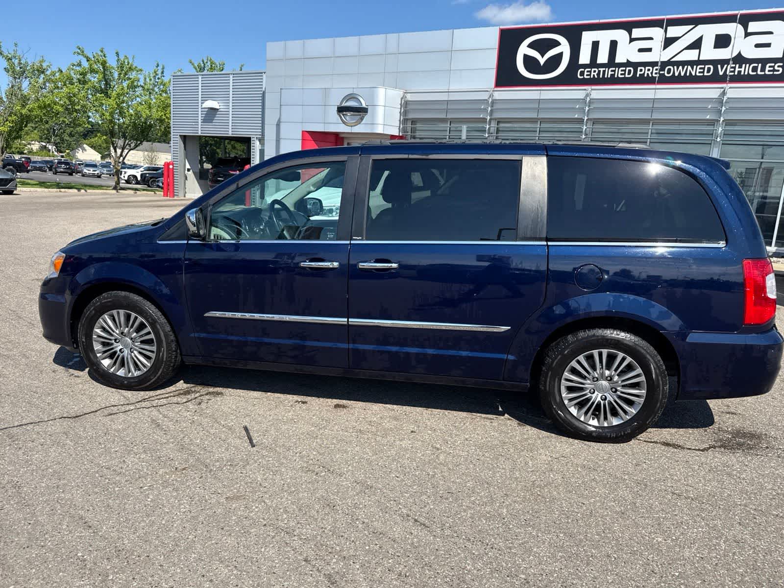 Thumbnail: 2013 Chrysler Town & Country - 8