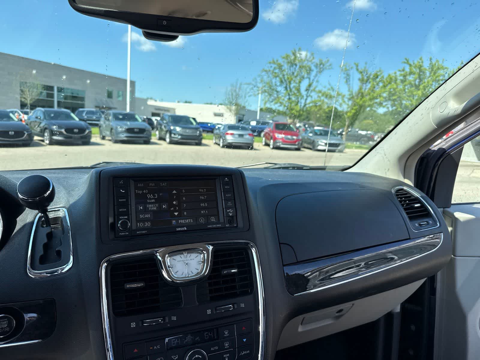 Thumbnail: 2013 Chrysler Town & Country - 20