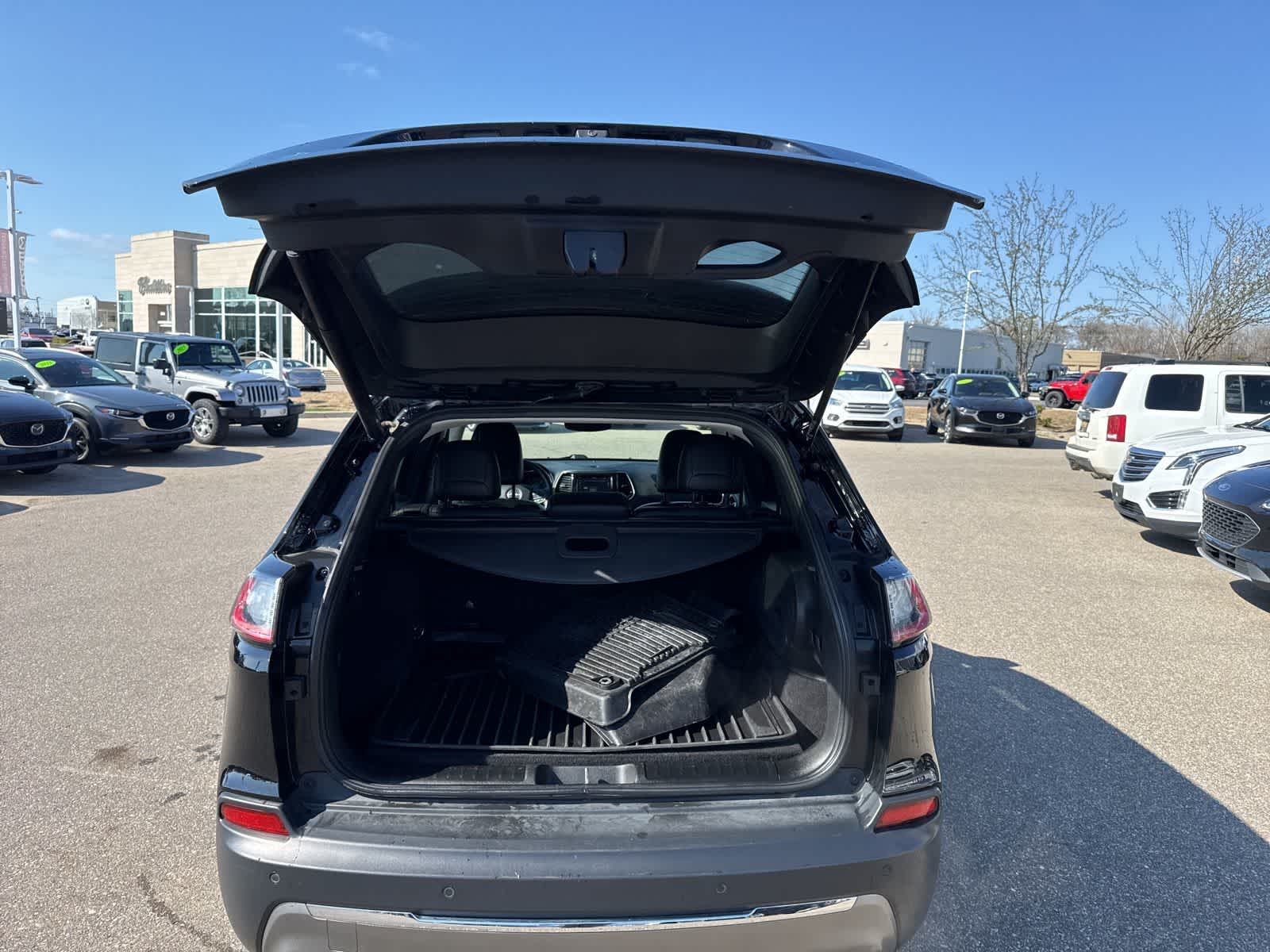 Thumbnail: 2019 Jeep Cherokee - 19