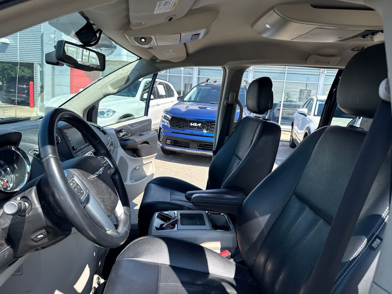 Thumbnail: 2013 Chrysler Town & Country - 14