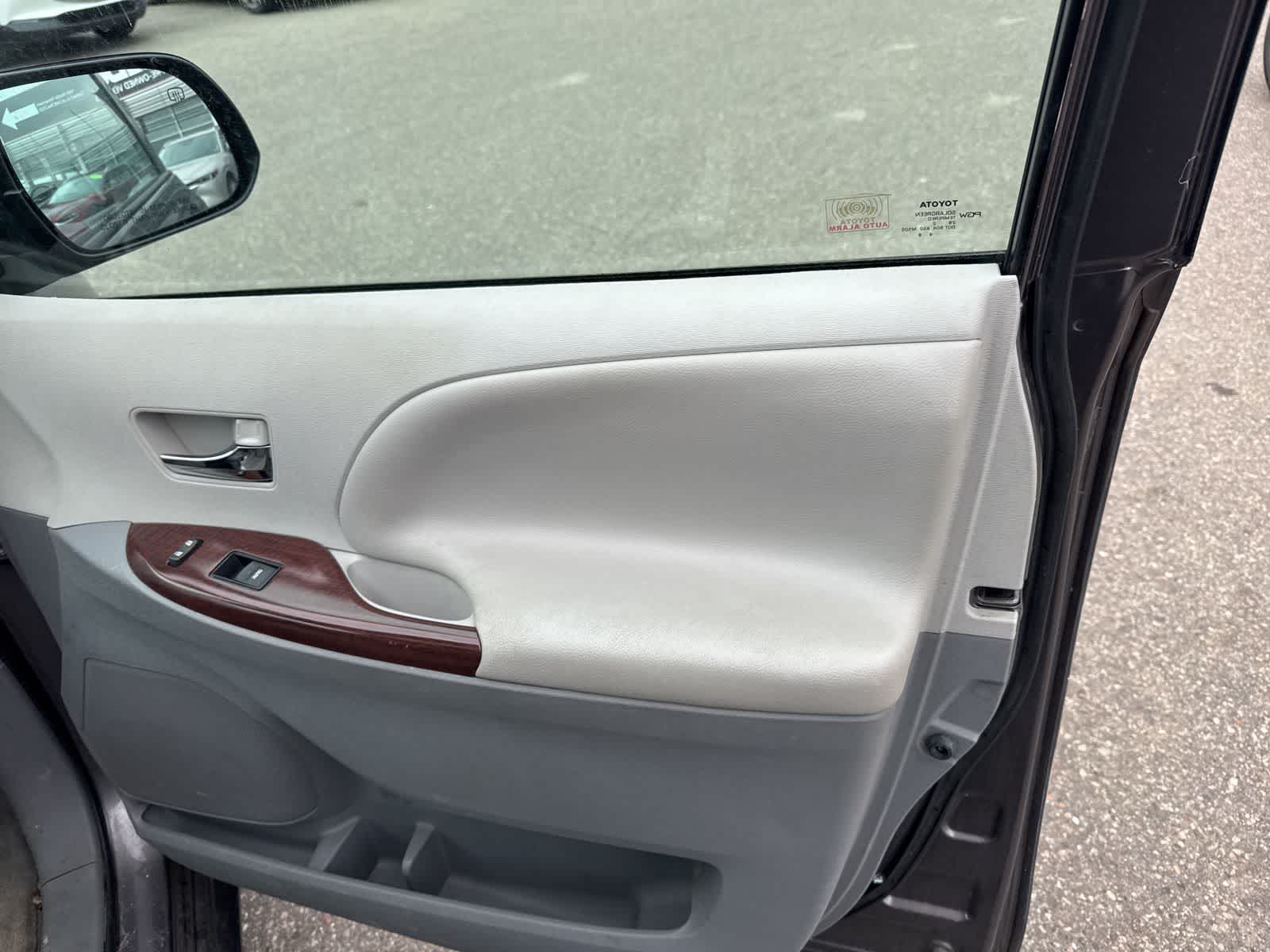 Thumbnail: 2013 Toyota Sienna - 27