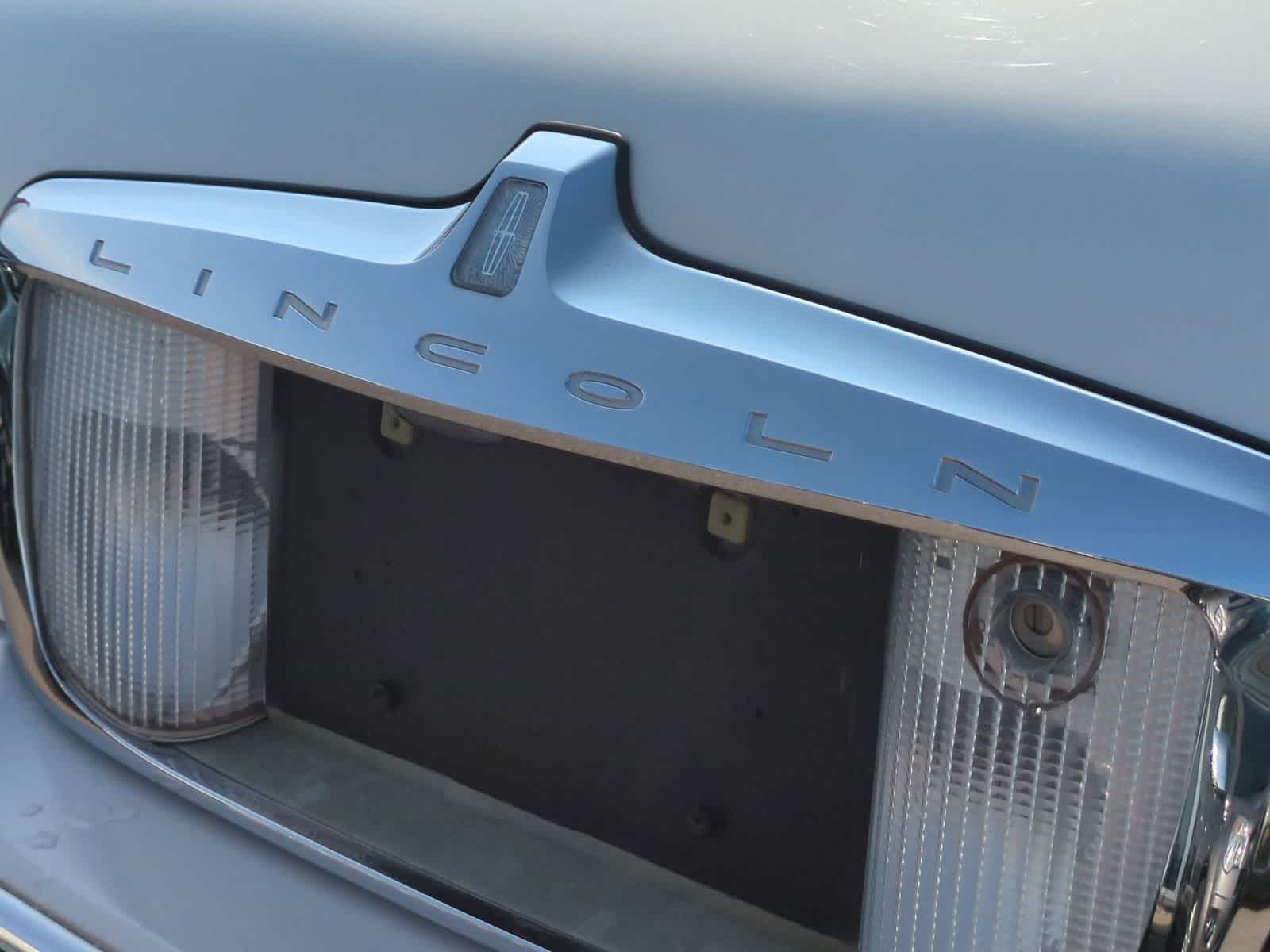 Thumbnail: 2000 Lincoln Town Car - 11