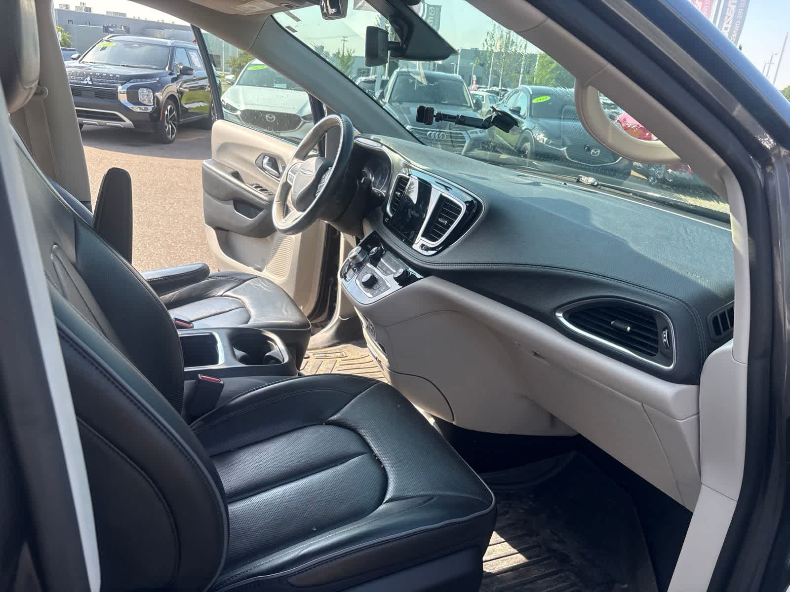 Thumbnail: 2019 Chrysler Pacifica - 25