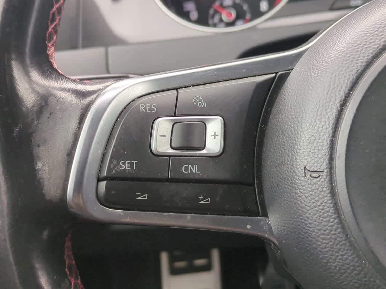 Thumbnail: 2016 Volkswagen Golf - 24