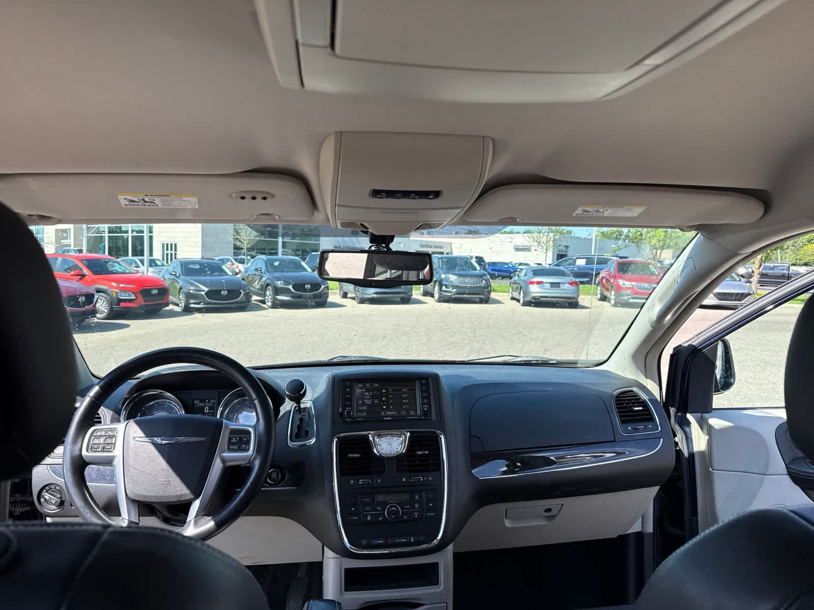 Thumbnail: 2013 Chrysler Town & Country - 18