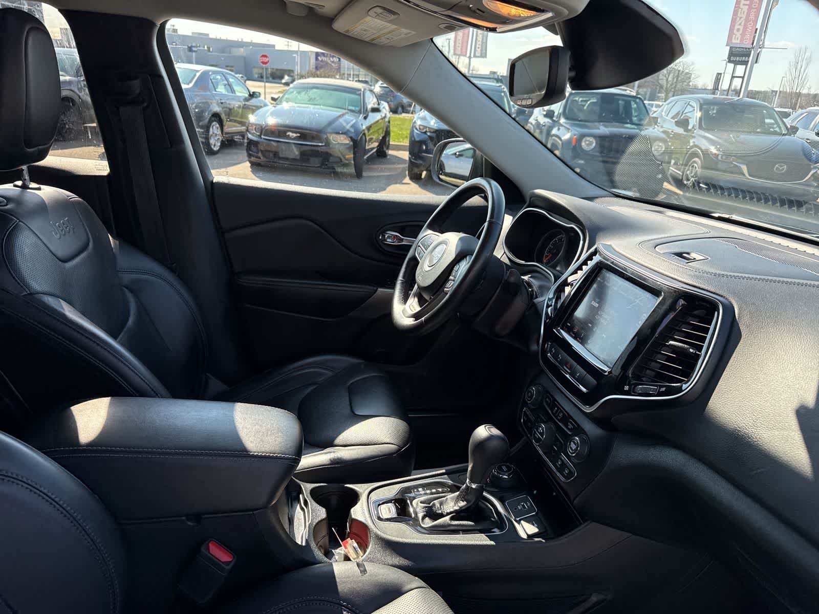 Thumbnail: 2019 Jeep Cherokee - 23